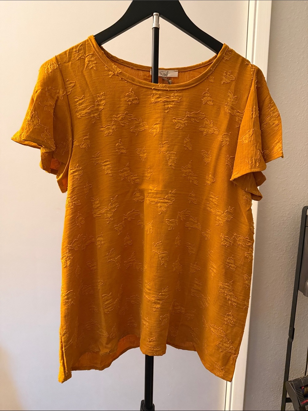 easel Textured Short Sleeve Tee in Mustard